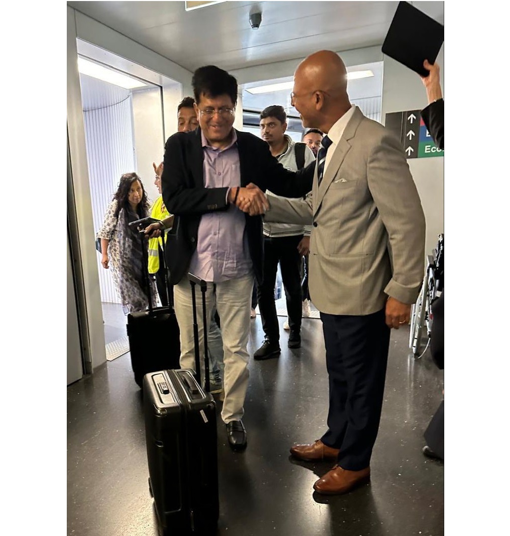 Ambassador Mridul Kumar received and welcomed Shri Piyush Goyal, Hon'ble Minister of Commerce and Industry at Zurich Airport on 14 July 2024